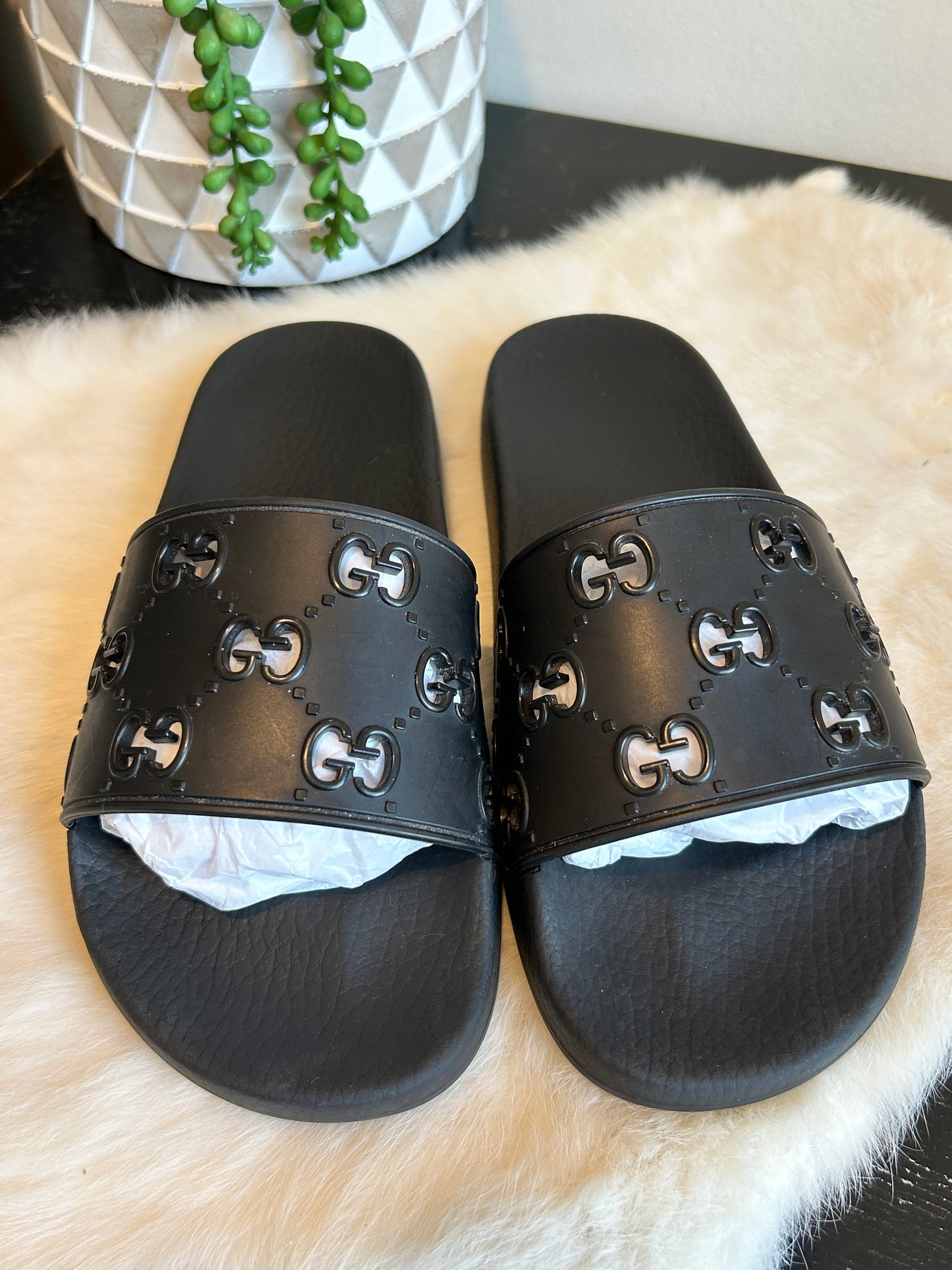 GUCCI GG Cut-Out Mens Rubber Slides Black 6EU (39EU)