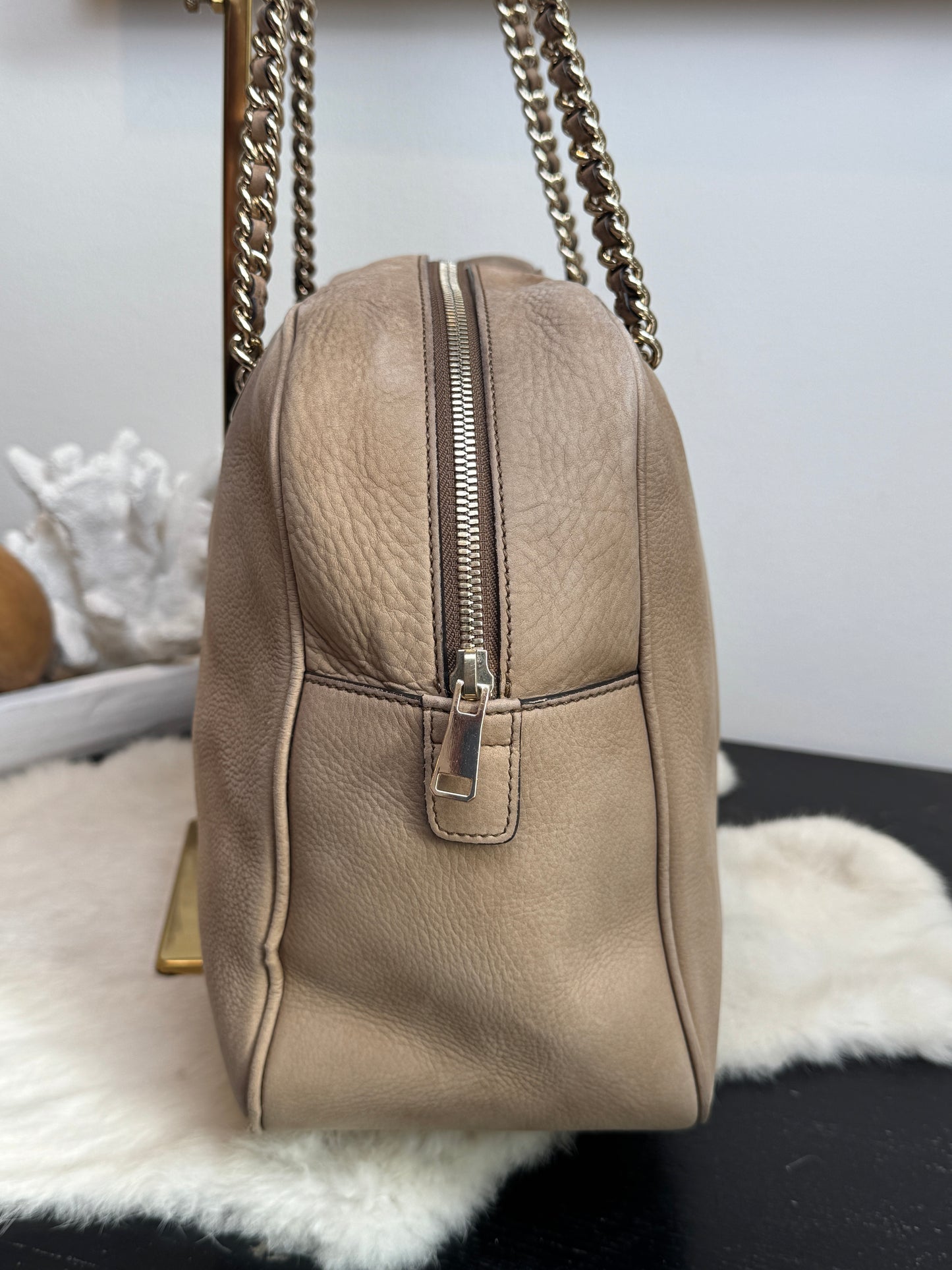 GUCCI Soho Chain Zip Shoulder Bag Nubuck Medium Beige