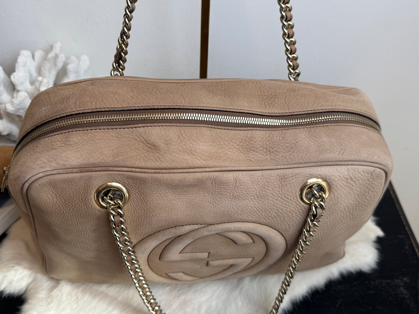 GUCCI Soho Chain Zip Shoulder Bag Nubuck Medium Beige
