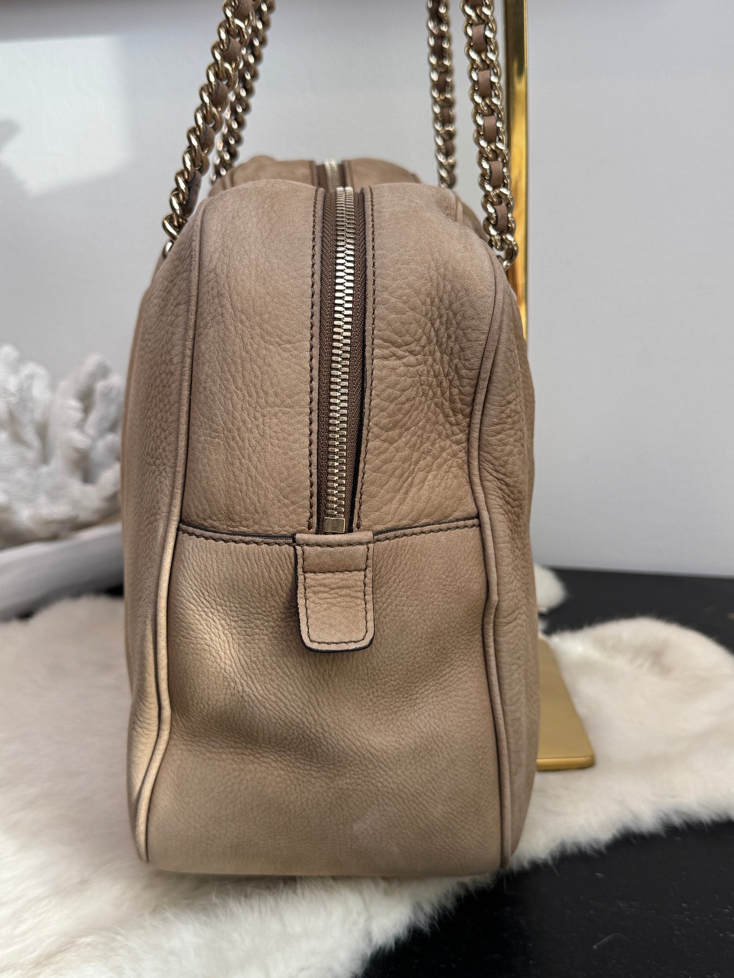 GUCCI Soho Chain Zip Shoulder Bag Nubuck Medium Beige
