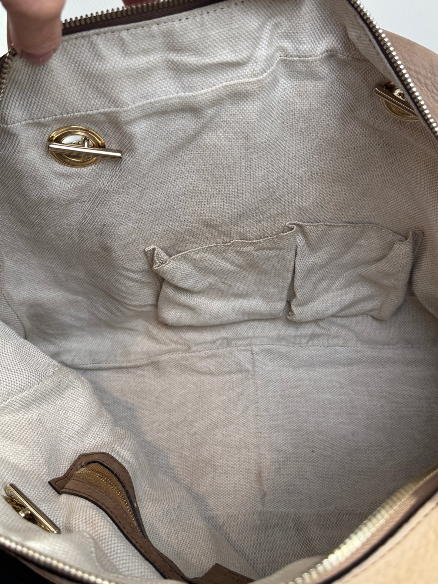 GUCCI Soho Chain Zip Shoulder Bag Nubuck Medium Beige
