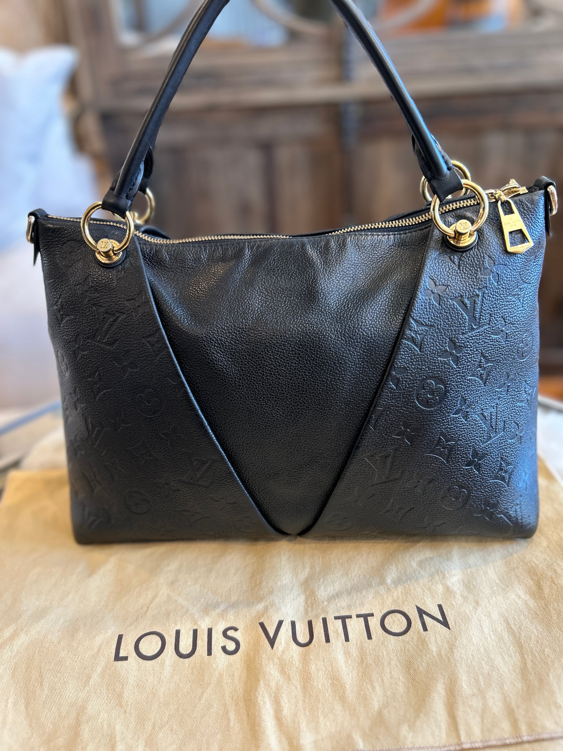 Louis Vuitton V Tote MM 